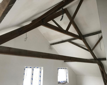 zolder renovatie tussen houten spanten