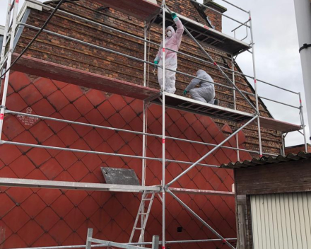 totaalrenovatie van een zijgevel. asbest verwijderen, isoleren en crepi afwerking