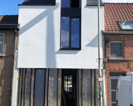 Gevelisolatie 14 cm afgewerkt met witte crepi