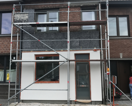 gevelrenovatie: lijmen isolatie 12 cm  