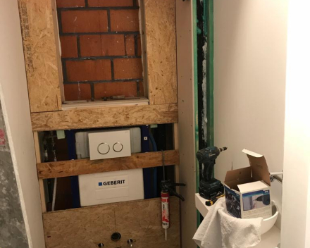 renovatie toilet, met afwerking in gyproc, en nis is trespa