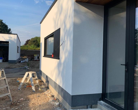 Aanbouw woning geïsoleerd, afgewderekt met crepi, nageschilderd tegen vervuiling